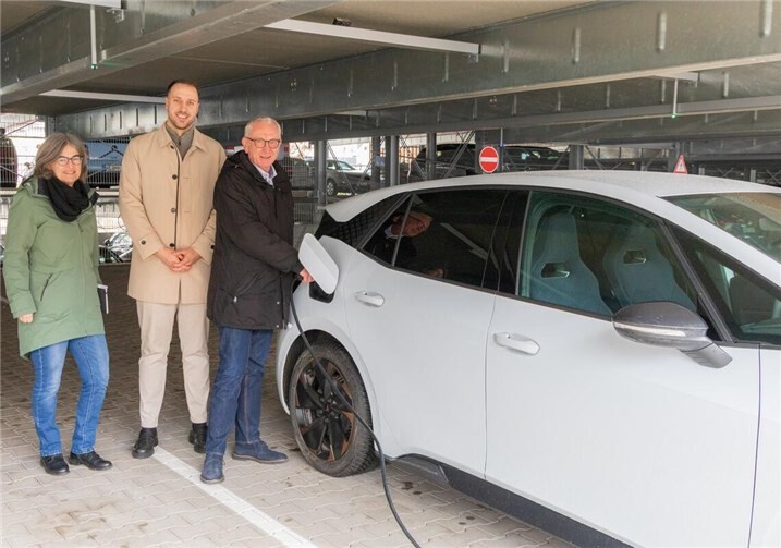 Bürgermeister Guido Orthen freute sich, am Donnerstag, 19. Februar, gemeinsam mit Mitarbeitenden aus der Verwaltung und Vertretern der ausführenden Firma die zwölf neuen öffentlichen E-Ladesäulen im Zentrum Parkhaus Moses in Betrieb nehmen zu können.Foto: Stadtverwaltung / Christoph Steinborn.