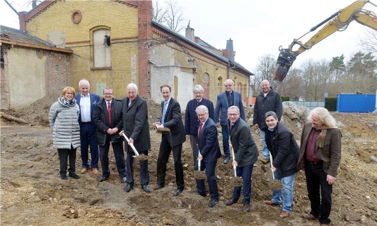 Bürgermeister Guido Orthen führte im Beisein des Aufsichtsrates sowie der Geschäftsführung den symbolischen ersten Spatenstich aus. privat