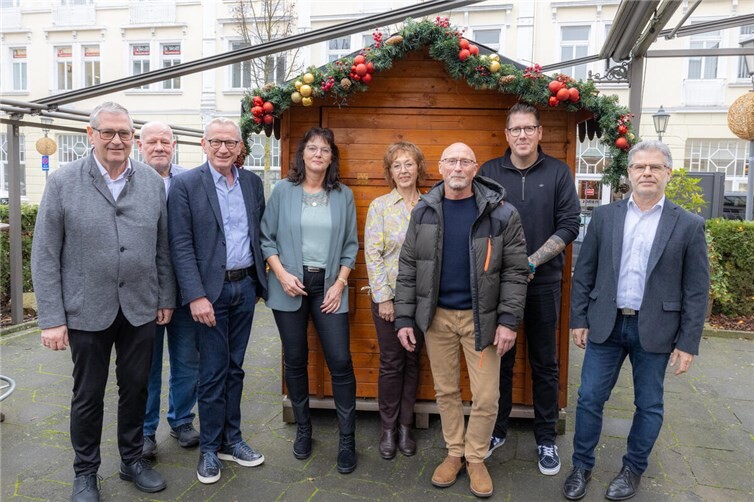 Bürgermeister Guido Orthen gratulierte herzlich.  Foto: Stadtverwaltung / Lukas Holling