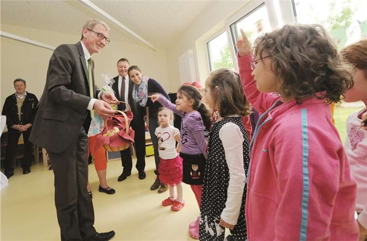 Bürgermeister Guido Orthen hatte für die Kinder noch einige Süßigkeiten sowie Gebäck mitgebracht. StF