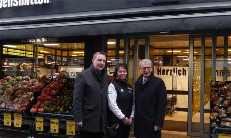 Bürgermeister Guido Orthen informiert sich bei Vertriebsleiter Marcel Vieler und Filialleiterin Marion Decker über das Angebot des neuen Edeka-Express-Marktes.