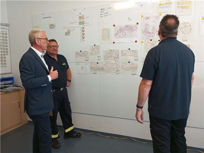 Bürgermeister Guido Orthen informiert sich im Feuerwehrhaus in Bad Neuenahr bei Günter Raschke (M.) und Stadtwehrleiter Marcus Mandt (r.) über die neu eingeteilten Warnbezirke.  Quelle: Stadtverwaltung / Franziska Düngen