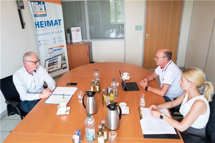 Wiederaufbau Ahr ist ein Bürokratiemonster Bürgermeister Guido Orthen (l.) besuchte Susanne Tack und Hermann Krupp in Sinzig zum Redaktionsgespräch über den Wiederaufbau an der Ahr. Foto: WP
