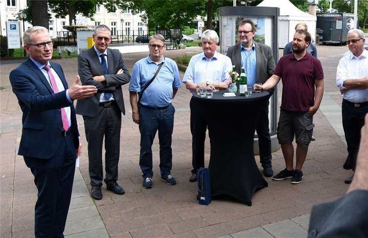 Bürgermeister Guido Orthen (l.) wies auf die wichtige Funktion des Tourismus für Stadt und Region hin.
