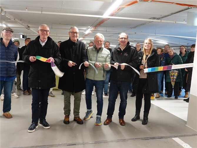 Bürgermeister Guido Orthen (links) sowie Vertreter der Stadt und der Aufbau- und Entwicklungsgesellschaft durchschnitten das Band – die Marktgarage ist wieder am Start. Fotos:DU