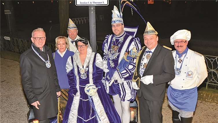 Bürgermeister Guido Orthen (links) und die Abordnung der Schinnebröder mit Prinz Thorsten I. & Prinzessin Jessica I. am „Schrebergarten des Prinzenpaares“ im Kurpark. W.Mies