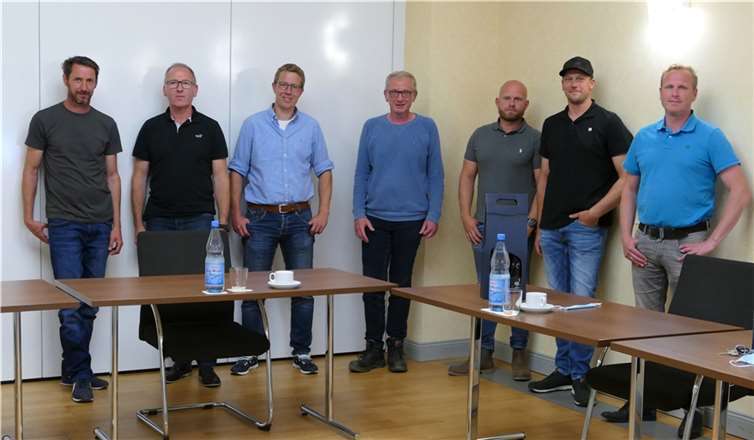 Bürgermeister Guido Orthen mit Vertretern des Teams-Münsterland (v. l. n. r.): Landwirt Pascal Delord, Ortsvorsteher Stephan Hübinger, Landwirt Michael Jünck, Bürgermeister Guido Orthen, Bauunternehmer Tobias Heming aus Borken, Toilettenwagenverleiher Thomas Sprenger aus Lembeck, Steuerberater André Konniger aus Velen. Foto: