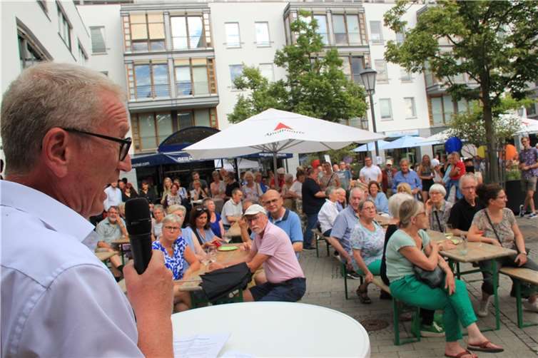 Bürgermeister Guido Orthen nimmt den Platz symbolisch entgegen und dankt den Initiatoren.