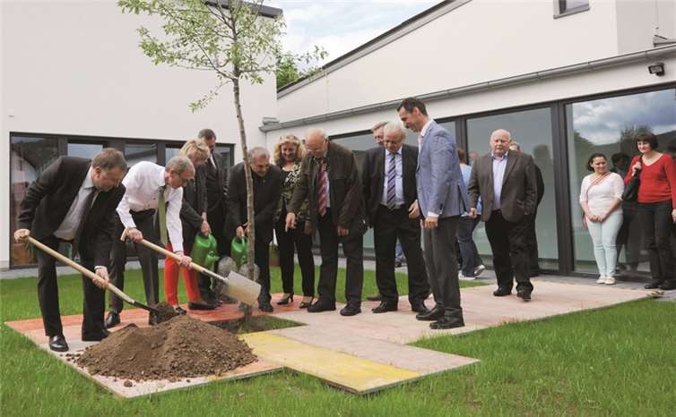 Bürgermeister Guido Orthen pflanzte zusammen mit Landrat Dr. Jürgen Pföhler einen Apfelbaum für die Kita Sterntaler.