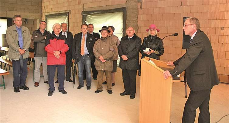 Bürgermeister Guido Orthen (r.) informierte über den Fortgang der Arbeiten am Mehrzweckgebäude. BÜN