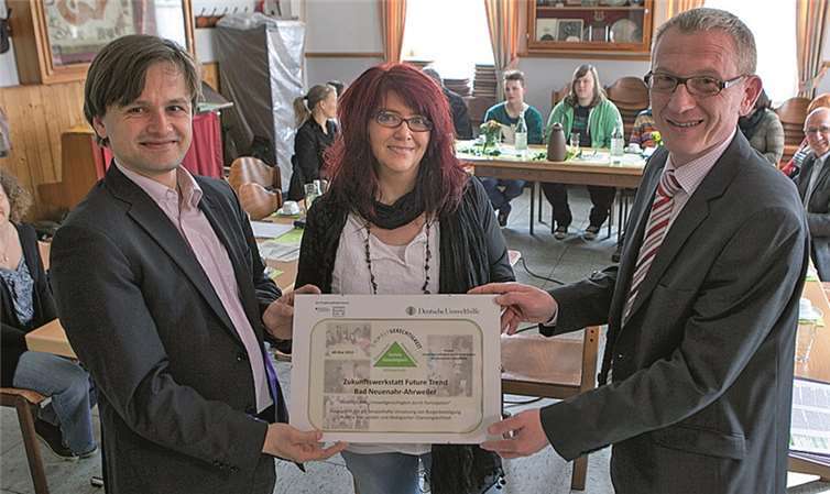 Bürgermeister Guido Orthen (r.) und Annette Gies von der Offenen Kinder- und Jugendarbeit der Kreisstadt freuen sich über die Auszeichnung als Modellprojekt durch Robert Spreter von der Deutschen Umwelthilfe. VJ