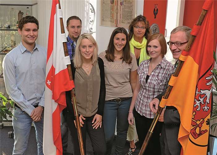 Bürgermeister Guido Orthen (r.) und Ausbildungsleiterin Ulrike Fischer (3.v.r.) freuten sich mit (v.l.n.r.) Carsten Drüke, Wilhelm Busch, Liane Eidam, Jasmin Richarz und Kerstin Höllmann. FIX