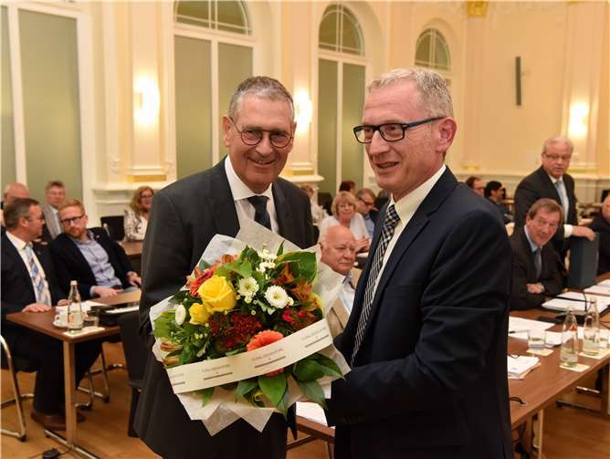 Bürgermeister Guido Orthen (re.) gratuliert Peter Diewald.Fix