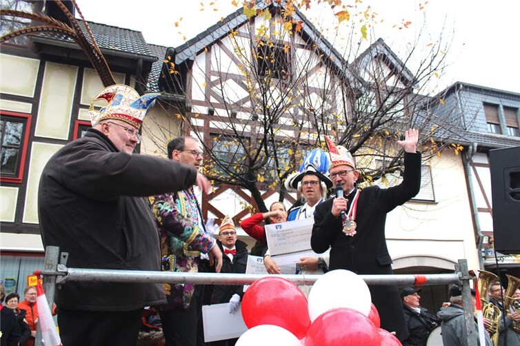 Bürgermeister Guido Orthen (rechts) eröffnete traditionsgemäß um 11:11 Uhr die neue Session.  Fotos: DU