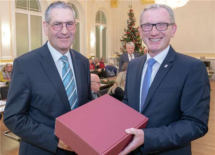 Bürgermeister Guido Orthen (rechts) führte zu Beginn der jüngsten Sitzung des Stadtrats Bad Neuenahr-Ahrweiler den neuen Ersten Beigeordneten Peter Diewald in sein Amt ein. Er nimmt die Arbeit im Rathaus der Kreisstadt zum 1. Januar 2019 auf.JOST