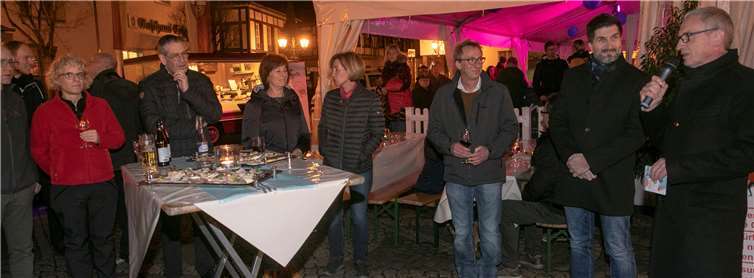 Bürgermeister Guido Orthen (rechts) lobte bei der Eröffnung des Ahrweiler Altstadtfestes die Initiatoren von der Gewerbegemeinschaft für ihren Mut, etwas Neues zu wagen.