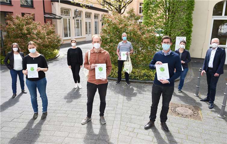 Bürgermeister Guido Orthen (rechts) und die beiden Klimaschutzmanagerinnen Silke Rothenberger (links) und Angela Amatulli (3.v.l.) konnten den Gewinnerinnen und Gewinnern des Klima-Coach-Projekts die Urkunden überreichen. Foto: Ahr-Foto