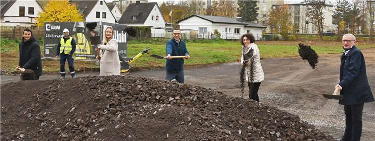 Bürgermeister Guido Orthen setzte gemeinsam mit Gabriele Schaub vom Planungsamt der Stadtverwaltung, Julian Wahl (Bereichsleiter Erdarbeiter) von der Tiefbaufirma Wahl sowie dem Projektentwickler Stephan Dix und der Vertriebsleiterin Stephany Cox (beide Tecklenburg GmbH) den symbolischen, ersten Spatenstich für das Projekt „Mörike Quartier“.Foto: DU