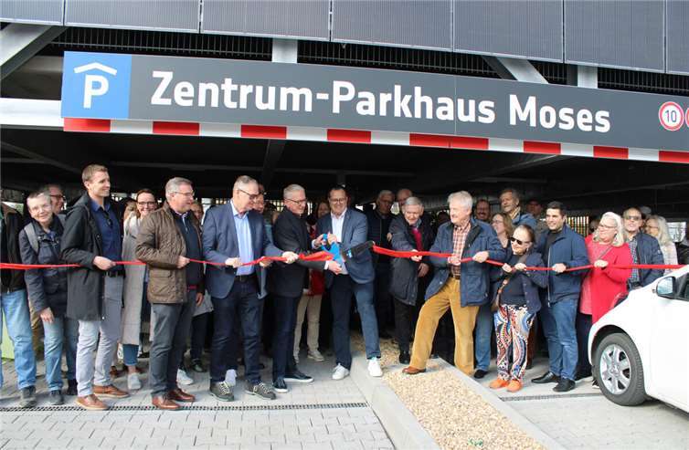 Bürgermeister Guido Orthen sowie Vertreter von Stadt- und Ortsbeirat und den beteiligten Bau- und Planungsfirmen bei der offiziellen Eröffnung des neuen Zentrum-Parkhaus Moses.  Fotos:DU