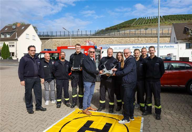 Bürgermeister Guido Orthen übergab das vielseitige Hilfsmittel.  Foto: Stadtverwaltung / Lukas Holling