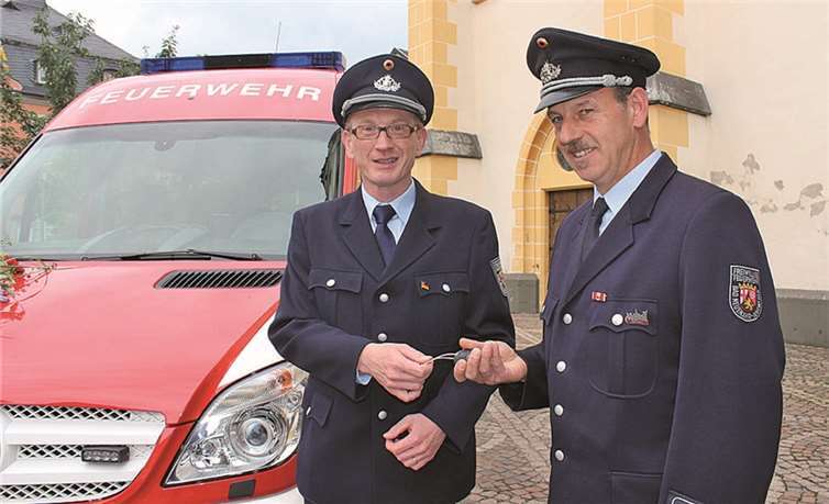 Bürgermeister Guido Orthen übergibt die Schlüssel für das neue MTF an Ernst Küls. RERE