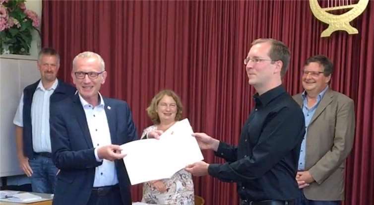Bürgermeister Guido Orthen und Johannes Stieber bei der Übergabe der Ernennungsurkunde. Fotos: privat