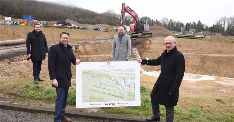 Bürgermeister Guido Orthen und KSK-Vorstandsmitglied Guido Mombauer machen sich gemeinsam mit Projektleiter Stefan Krause und Thomas Köppinger, Geschäftsführer der Kölner PARETO GmbH, (v.re.) ein Bild vom Stand der Erschließungsmaßnahmen. Foto: Martin Gausmann