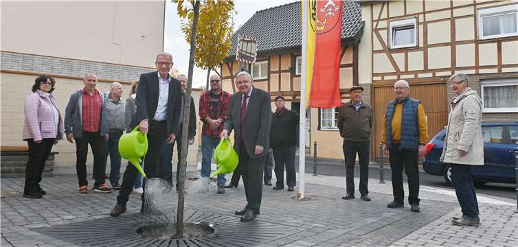 Bürgermeister Guido Orthen und Ortsvorsteher Rudi Frick beim Angießen der gepflanzten Säulen-Hainbuche auf dem neu geschaffenen Platz an der Ecke Bonner-Straße-Kapellenstraße.Stadt Bad Neuenahr-Ahrweiler