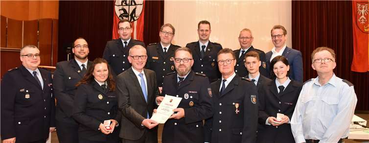 Bürgermeister Guido Orthen und Zugführer Richard Lindner würdigten beim Kameradschaftsabend der Bad Neuenahrer Feuerwehr verdiente Feuerwehrfrauen und Feuerwehrmänner. Foto: DU