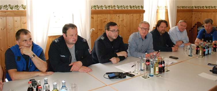 Bürgermeister Guido Orthen und die Hilfskräfte informierten über den Einsatz in Gimmigen und Heppingen. Fotos: HS