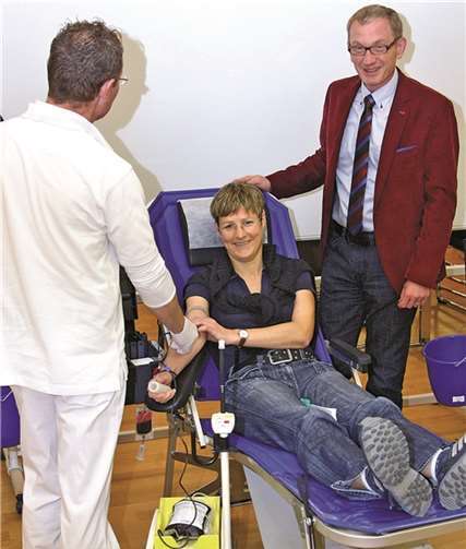 Bürgermeister Guido Orthen verschaffte sich einen Überblick über den im Rathaus durchgeführten Sonderblutspendetermin.privat