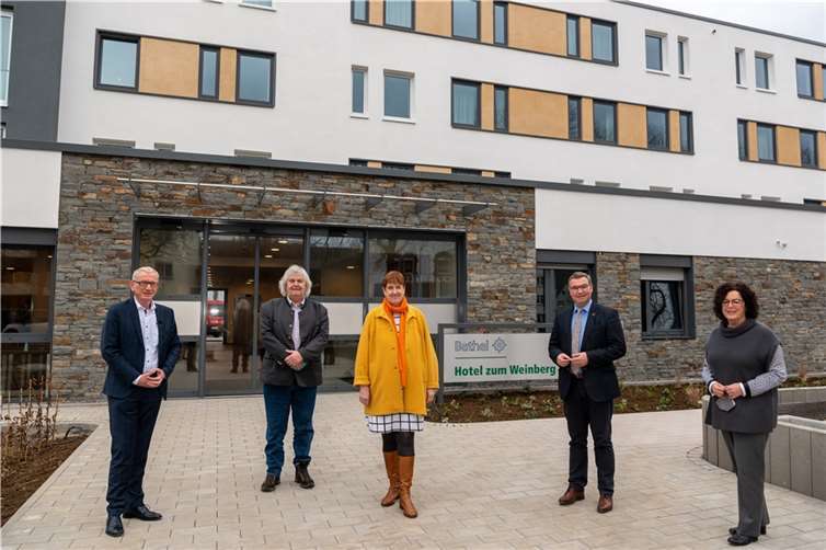 Bürgermeister Guido Orthen (von links), Hotel-Geschäftsführer und Bauherr Kay Andresen, Bethel-Vorstand Pastorin Dr. Johanna Will-Armstrong, der stellvertretende Landrat Horst Gies und Hotel-Geschäftsführerin Heike Pelzer stehen vor dem neuen Bethel Hotel zum Weinberg. Foto: Fotos: v. Bodelschwinghsche Stiftungen Bethel