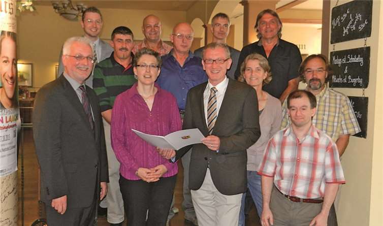 Bürgermeister Guido Orthen (vorne, 2. v. r.) und der Erste Beigeordnete Detlev Koch (l.) im Kreis der Dienstjubilare. privat