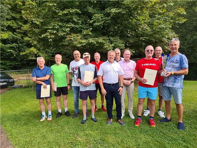 Bürgermeister H.W. Breithausen überreichte den Siegerpokal an das Team des TCK Anhausen. Foto: TV Roßbach