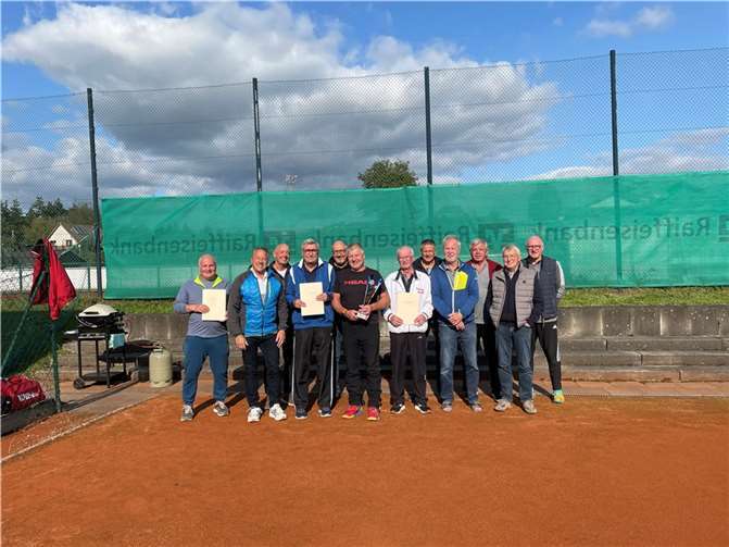 Bürgermeister H.W. Breithausen überreichte den Siegerpokal an das Team des TCK Anhausen.  Foto: H.W. Breithausen