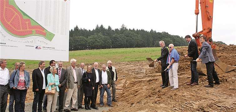 Bürgermeister Hans-Georg Faust, sein Vorgänger Adi Buchwald, Planer Ingo Dittrich und VG-Chef Hans-Günter Fischer traten zum Spatenstich an. DL