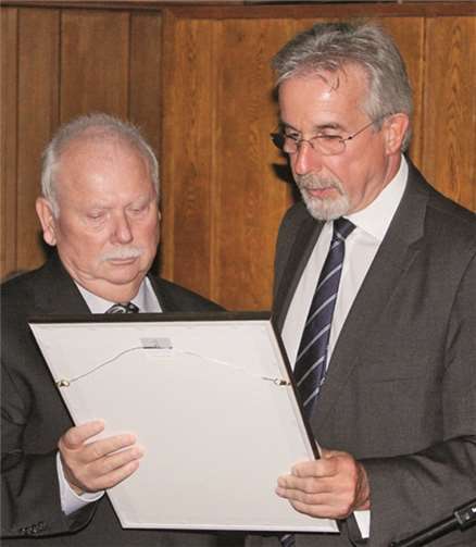 Bürgermeister Hans-Georg Faust überreichte Adi Buchwald die Ehrenbürger-Urkunde.