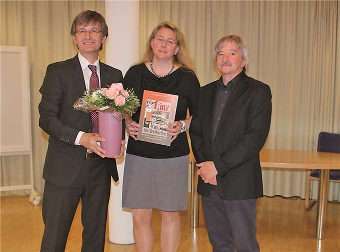 Bürgermeister Hans-Günter Fischer bedankt sich bei der Ausstellungsmacherin Andrea Rönz und bei Klaus Krumscheid, der sich um die Präsentation in der Verwaltung kümmerte.privat