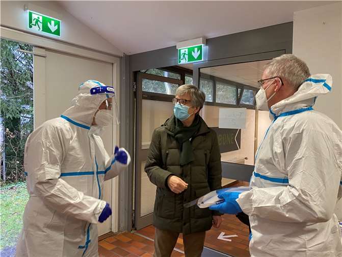 Bürgermeister Hans-Günter Fischer im Gespräch mit freiwilligen Helfern beieinem Besuch im Testzentrum in Linz am Heiligen Abend 2021.  Foto: Tom Rübenach