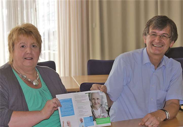 Bürgermeister Hans-Günter Fischer kann sich freuen, dass Waltraud Schmaus als Kümmerin der AktivRegion Rhein-Wied ab 1. Juli im Einsatz ist. Im neuen Flyer ist das soziale Angebot genau beschrieben. VG Linz