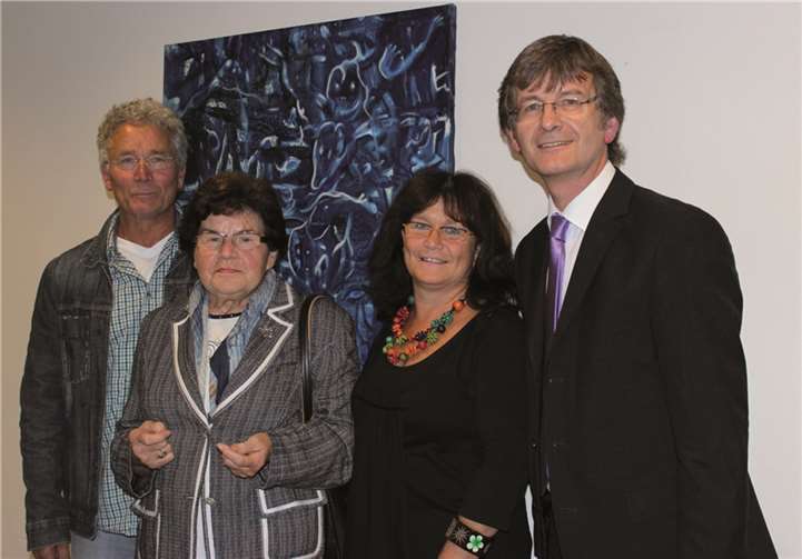Bürgermeister Hans-Günter Fischer mit Marianne Liesenfeld, die Mutter des Künstlers sowie dessen Schwester Petra Klutmann und sein Bruder Dieter Liesenfeld. privat