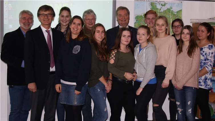 Bürgermeister Hans-Günter Fischer und Karsten Fehr der Verbandsgemeinden Linz und Unkel sowie der 1. Beigeordnete der Verbandsgemeinde Bad Hönningen Reiner W. Schmitz kamen in die FOS, um Schulleiter Heinz-Jörg Dähler und der verantwortlichen FOS-Koordinatorin Bianca Becker zur Weiterentwicklung der Schule zu gratulieren. privat