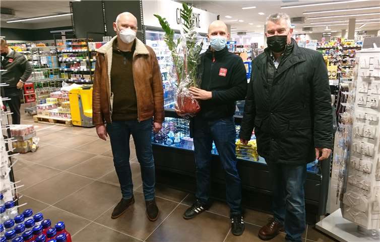 Bürgermeister Hans-Peter Ammel (re.) zu Besuch im renovierten REWE Markt in Mendig. Foto: privat