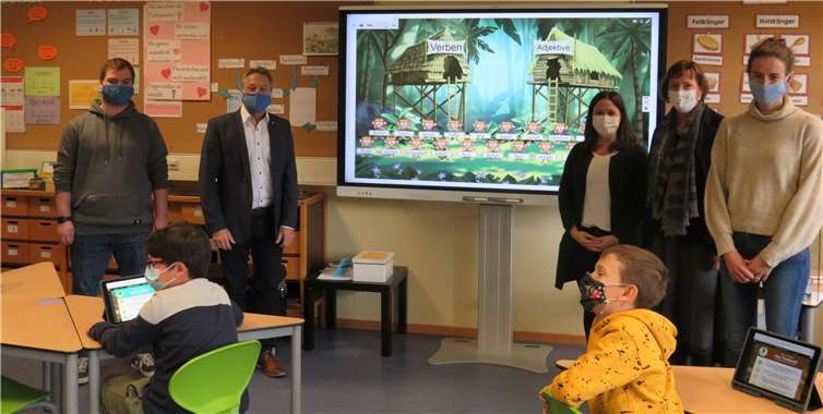 Bürgermeister Hans-Werner Breithausen, EDV-Mitarbeiter Philipp Bertram, Schulleiterin Birgit Klein, Medienkoordinatorin Anne Brosowski und Klassenlehrerin Melanie Tebelius.Foto: privat