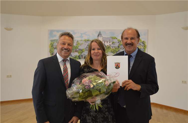 Bürgermeister Hans-Werner Breithausen, Maria Baumgarten und Schulrat Karl-Peter Stümper. privat