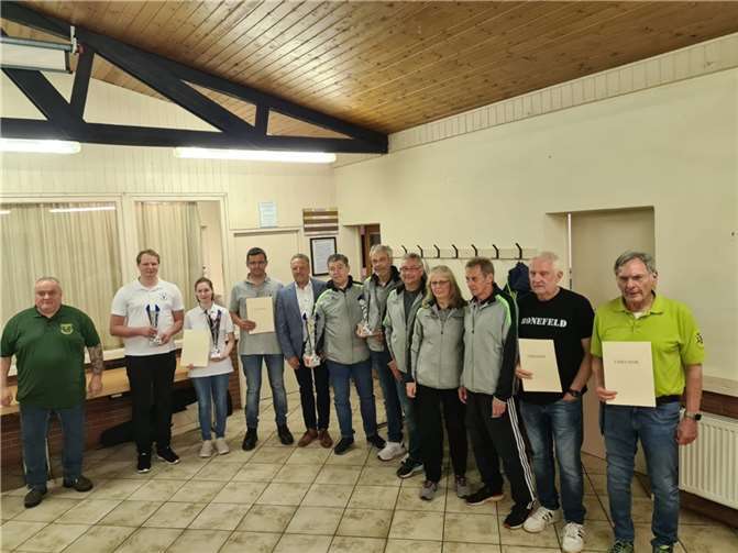 Bürgermeister Hans-Werner Breithausen, der zusammen mit dem 1. Brudermeister Bernd Rams die Siegerehrung vornahm, überreichte Urkunden, Pokale und Preisgelder.  Foto: Ralf Gröger
