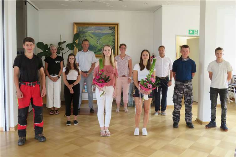 Bürgermeister Hans-Werner Breithausen gratulierte zur bestandenen Prüfung und begrüßte 5 neue Auszubildende.Quelle: Verbandsgemeinde Rengsdorf-Waldbreitbach