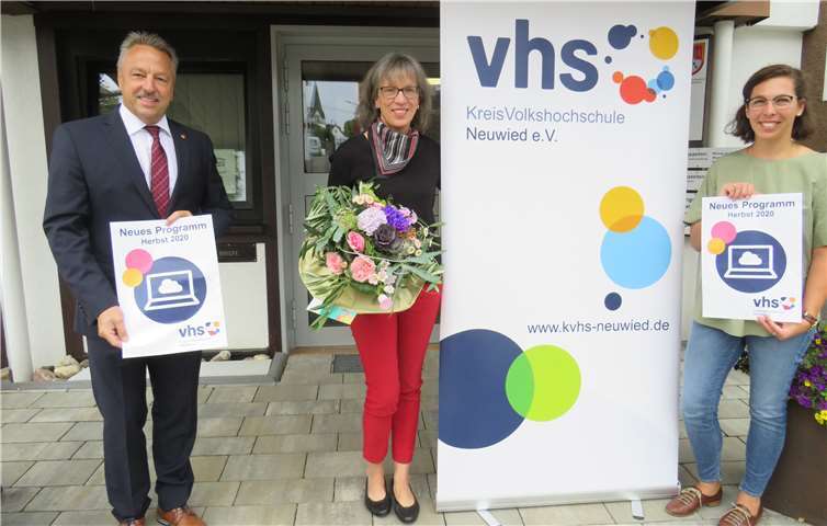 Bürgermeister Hans-Werner Breithausen (links) und Julia Dormayer (rechts) stellen die neue Leiterin der kvhs-Außenstelle Rengsdorf-Waldbreitbach, Kathrin Wagner-Brechlin (Mitte), vor und präsentieren das neue Semesterprogramm. Foto: Verbandsgemeindeverwaltung Rengsdorf-Waldbreitbach