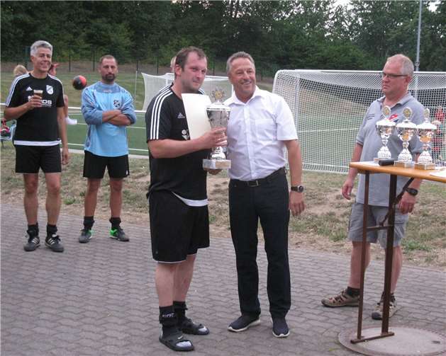 Bürgermeister Hans-Werner Breithausen überreicht den AH-Amtspokal an Thomas Rachul von den AH Rengsdorf. Fotos: privat