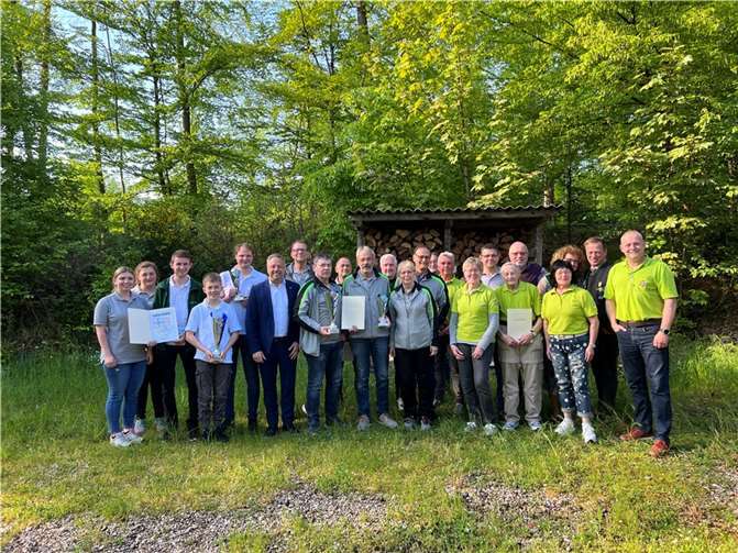 Bürgermeister Hans-Werner Breithausen überreichte Urkunden, Pokale und Preisgelder.  Foto: VG-RW